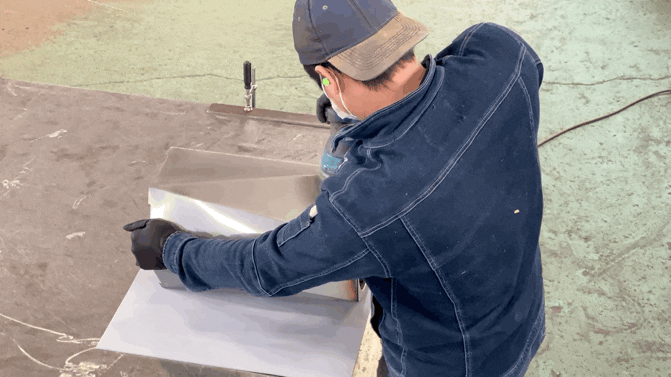 職人によるサテン加工